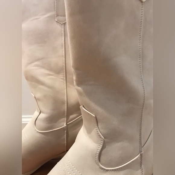 ⚡️ SOLD Mid Height Calf Waterproof Faux Suede Ivory Boots Size 9 - Picture 5 of 8
